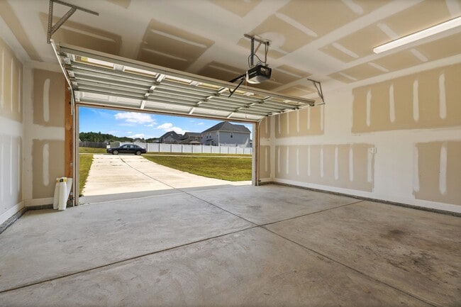 Building Photo - Charming 3-Bedroom Ranch Home – Move-in Re...