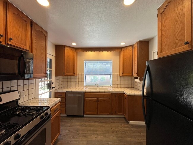 Building Photo - Spacious 3 bed 1bath home available in Ard...