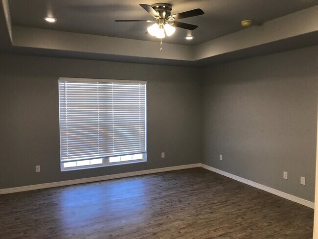 Building Photo - 3/2 In Willow Bend!