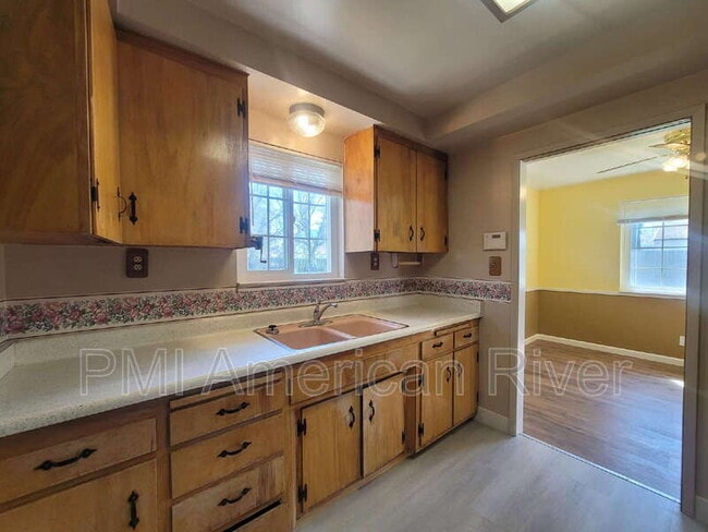 Building Photo - 625 Elizabeth St