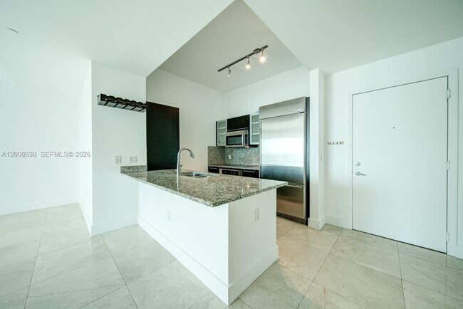 Building Photo - 950 Brickell Bay Dr