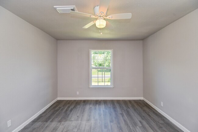 Building Photo - 4714 Nichols St