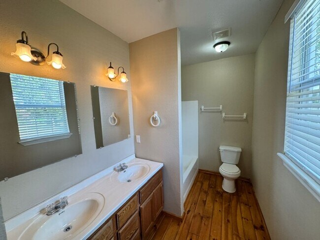 Building Photo - 3 bed 2.5 baths with new paint, carpet and appliances in Chickasha! ready for move in!