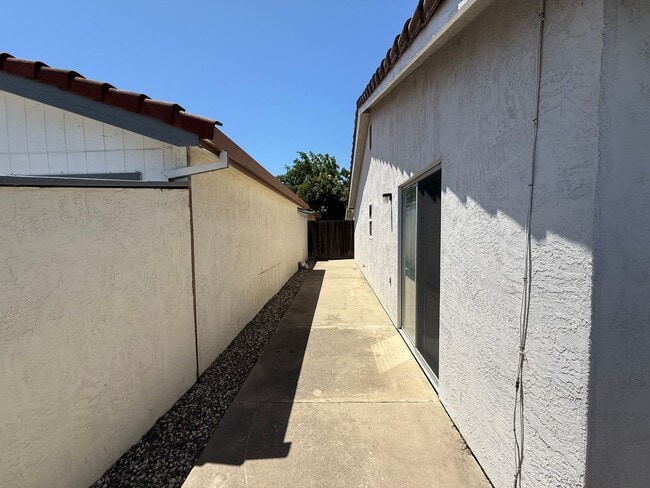 Building Photo - Two-bedroom single story in NW Modesto!