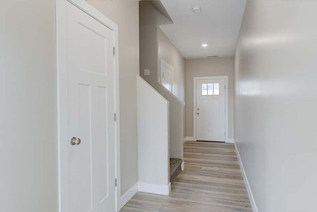 Building Photo - Elite 4 bedroom Townhome/Move in specials!