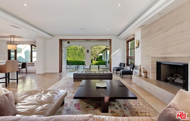 Building Photo - 2134 La Mesa Dr