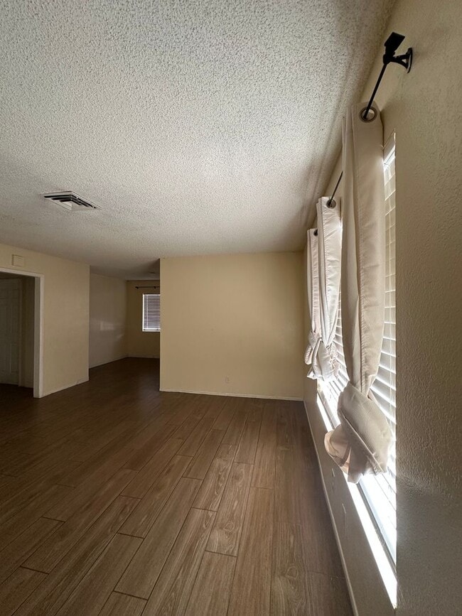 Building Photo - Must see Home!