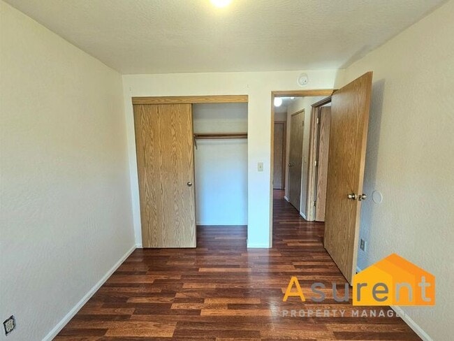 Building Photo - Charming 4-Plex 2 Bedroom 1 Bathroom Unit Available Soon!