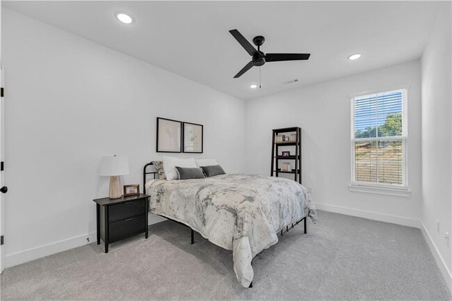 Building Photo - 2047 E Little Crew Dr