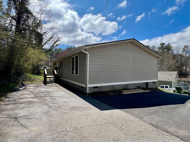 Building Photo - 3-Bed, 2-Bath home in N. Asheville!