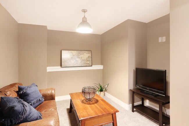 Building Photo - 935 Calvary Ave NW