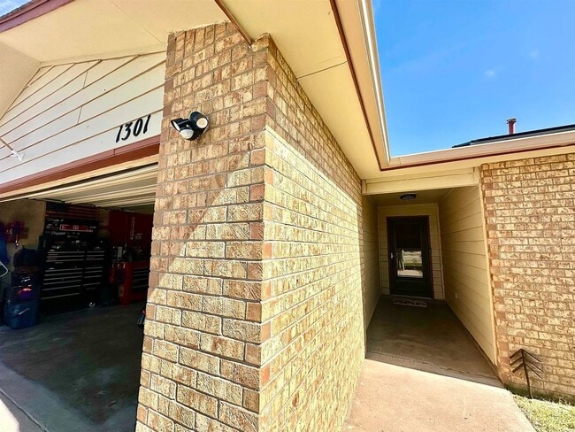 Building Photo - Welcome to this 3 BD, 2 Bth home situated on a corner lot!!
