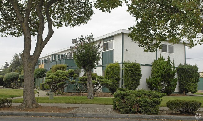 Building Photo - 37555 Glenmoor Dr