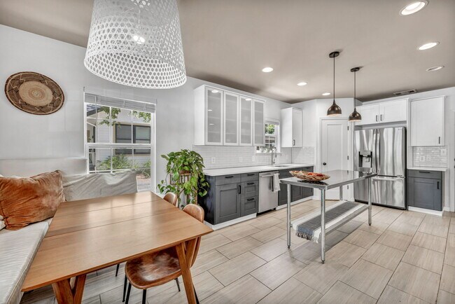 Building Photo - 4203 Duval St