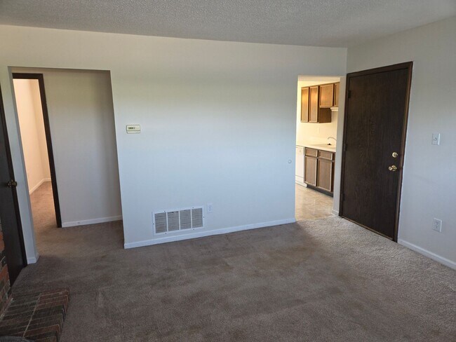Building Photo - 306 W Southampton Dr