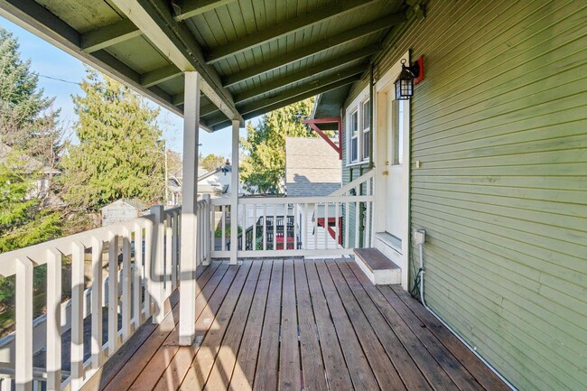Building Photo - Charming, vintage 2-bdrm/1-bath upper in Richmond neighborhood. W/D, storage, off-street parking