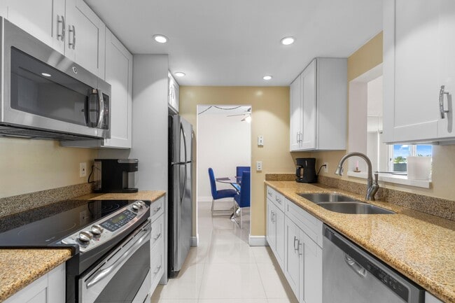 Building Photo - 1009 N Ocean Blvd