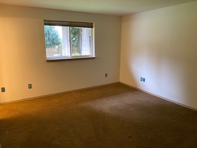 Building Photo - 3 Bedroom , 2 Bath Rambler with 2 Car Gara...