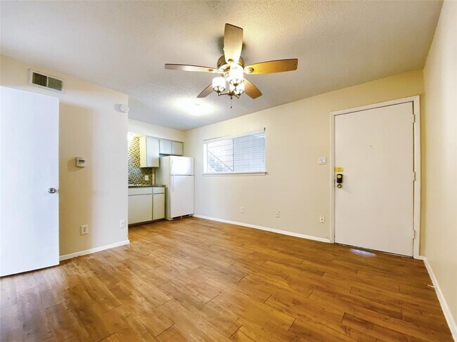 Building Photo - 2800 Swisher St