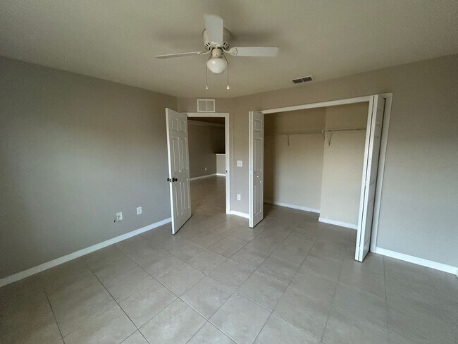 Building Photo - 523-527 SE 6 Place