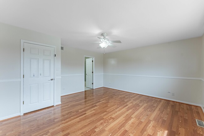 Building Photo - 305 Creekside Dr
