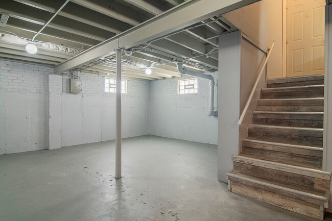 Building Photo - 14537 University Ave