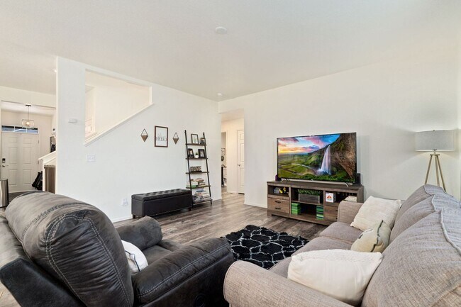 Building Photo - Beautiful 5 Bed Home in Raindance