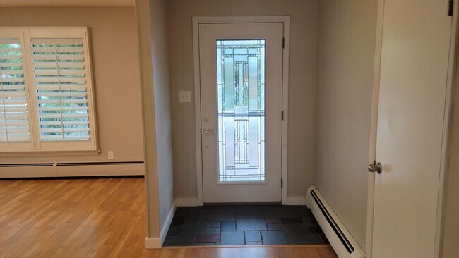 Building Photo - 3 Bed, 3 Bath with Downstairs Kitchenette ...