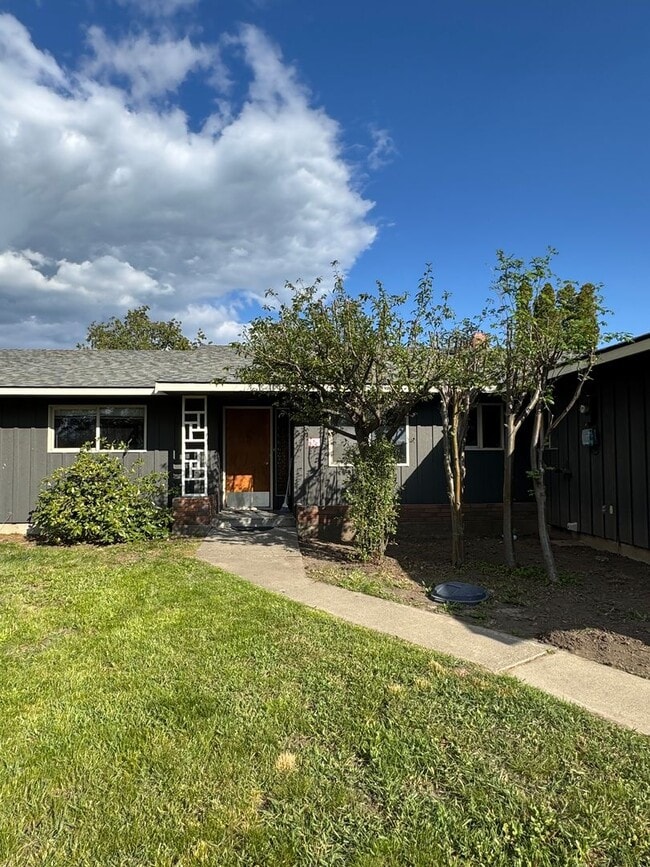 Building Photo - Spacious 5 Bedroom Rental by Park
