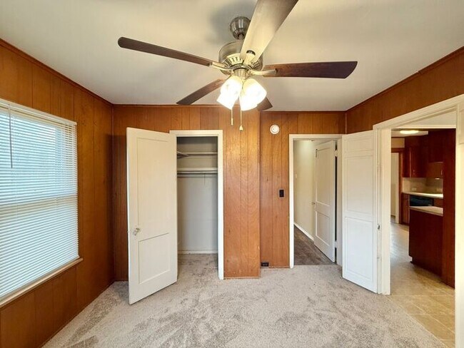 Building Photo - Tour Today! 2 Bedroom, 1 Bath Home