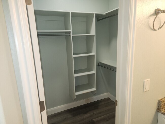 Building Photo - 945 N Slow Creek Ln