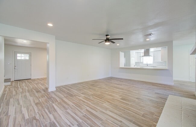 Building Photo - 591 River Plantation Dr