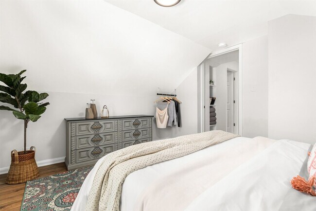 Building Photo - 419 S Kenwood Ave