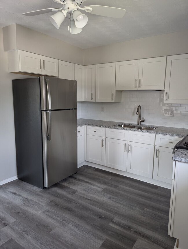 Building Photo - One bedroom upstairs apartment for rent
