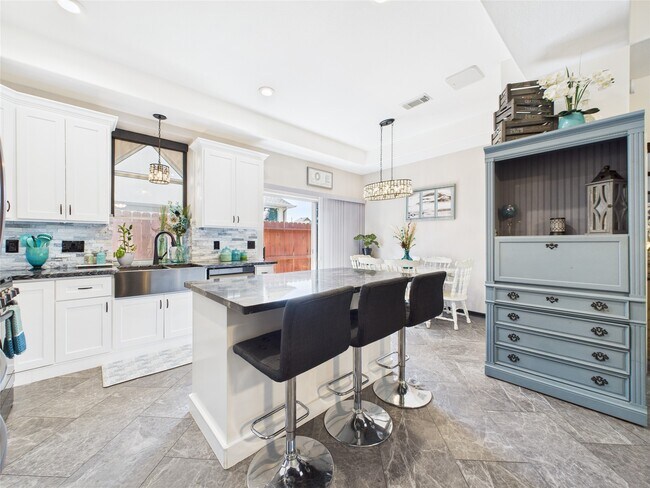 Building Photo - 203 Las Brisas St