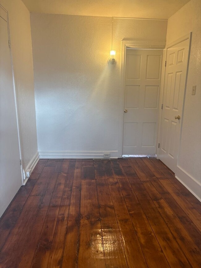 Building Photo - 3 Bedroom House, Parking, Yard-York City SD