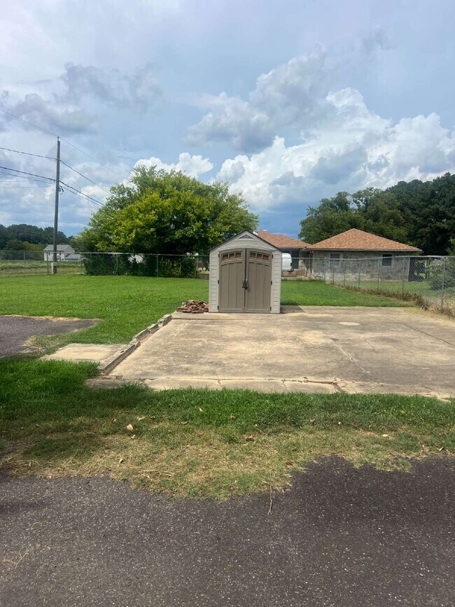 Building Photo - Charming 4-Bedroom Home on Spacious Corner...