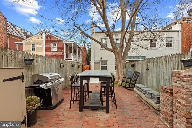 Building Photo - 810 Queen St