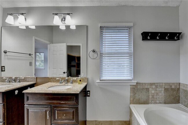 Building Photo - 1112 Ashbury Dr