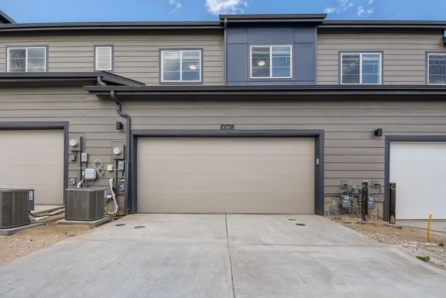Building Photo - Beautiful 2-story modern townhome available for rent in booming Interquest & Voyager area