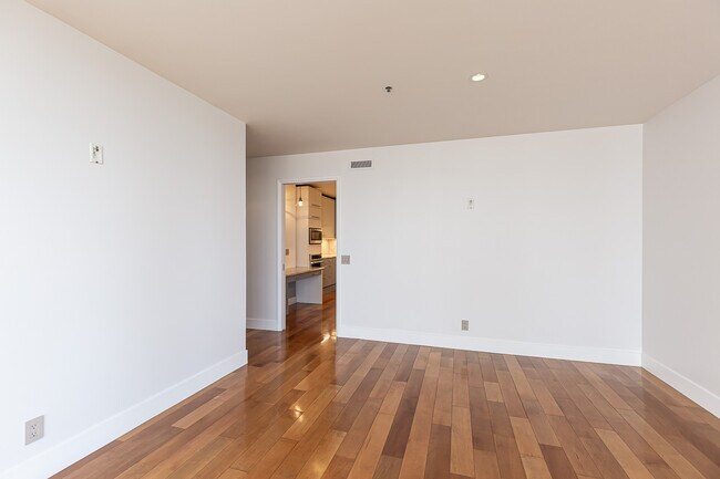 Building Photo - 700 Front St