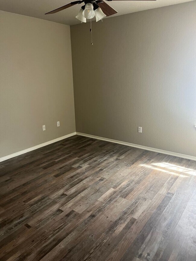 Building Photo - TG-4014 N. 54'TH