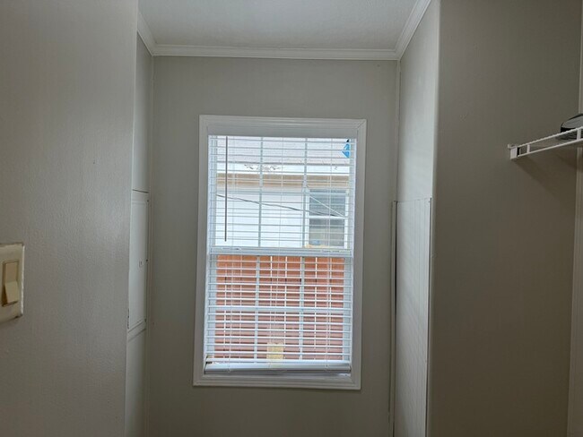 Building Photo - Cute property...
