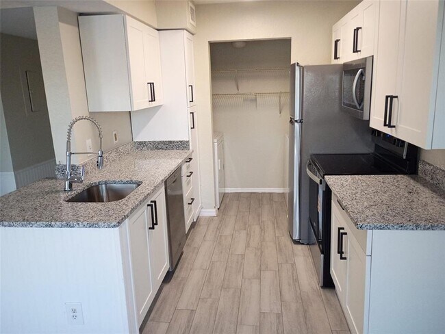 Building Photo - 1037 S Hiawassee Rd