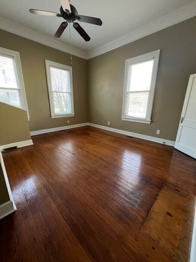 Building Photo - 217 White Oak St
