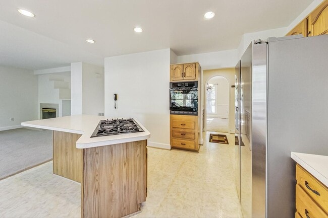 Building Photo - Cool on Cool Spring! Large SF 4 Bed + 2.5 BA