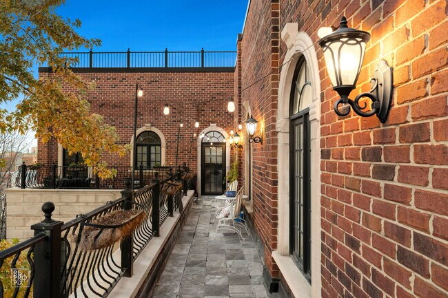 Building Photo - 1526 W Monroe St