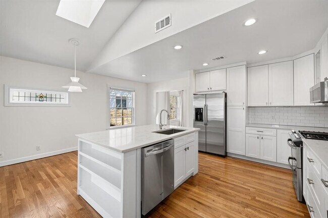 Building Photo - 1318 Bonham Terrace