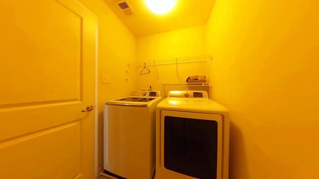 Building Photo - 4 Bedroom 2.5 Bathroom Rental in Oakmont on Brickshire Golf Course Providence Forge