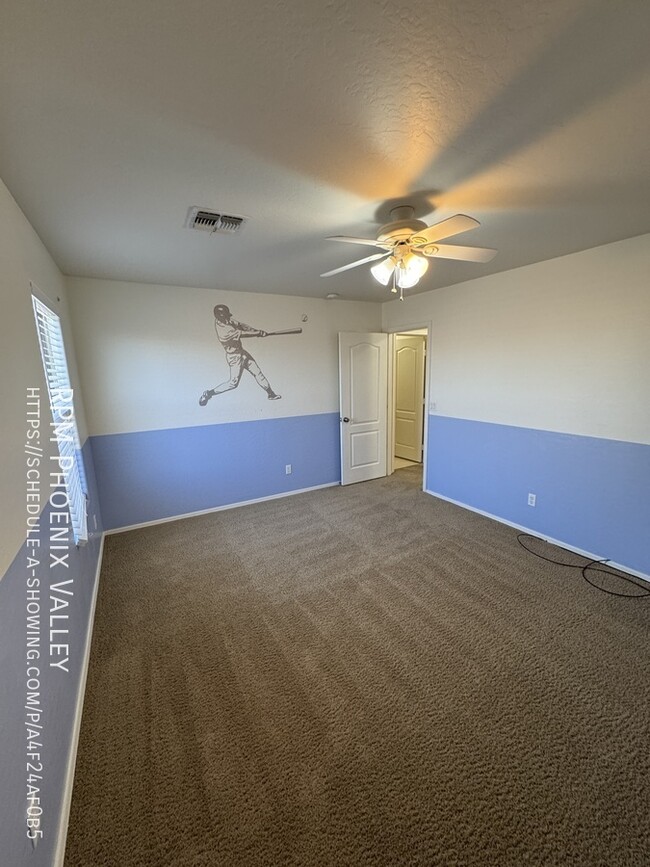 Building Photo - Cozy 4 bed / 2.5 bath with new carpet in p...